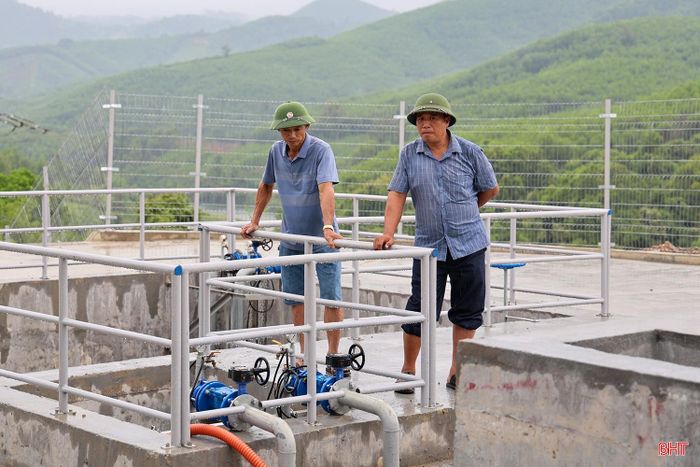 Cán bộ Trung tâm Nước sạch và Vệ sinh môi trường nông thôn Hà Tĩnh phối hợp với BQL dự án kiểm tra tiến độ các công trình.
