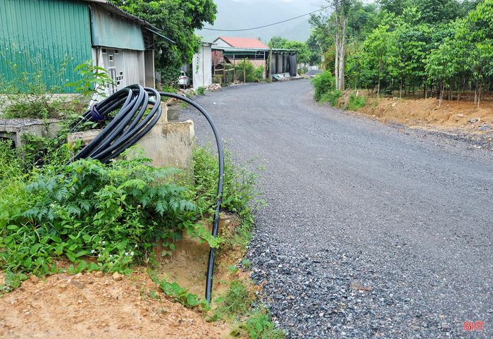 Nhiều tuyến đường ống vẫn đang vướng mặt bằng dẫn đến chưa thể đấu nối.