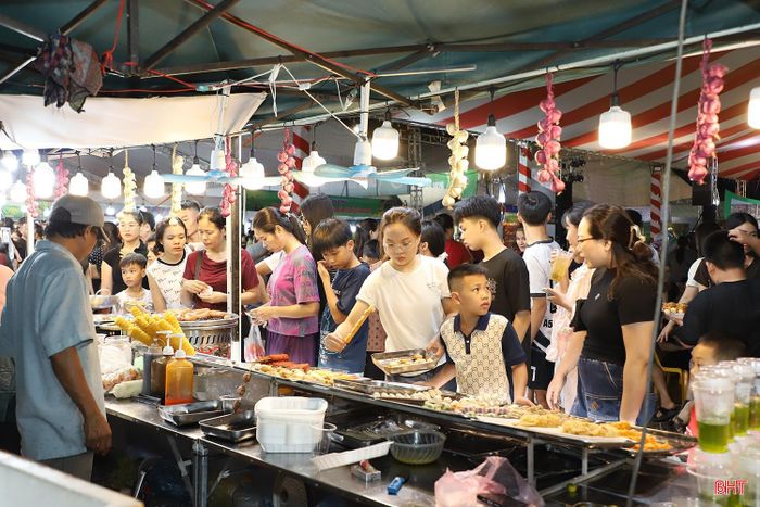 Theo ông Trương Văn Thuận - Phó Giám đốc phụ trách Trung tâm Khuyến công và Xúc tiến thương mại Hà Tĩnh, chỉ trong 3 ngày đầu, hội chợ đã thu hút hơn 50.000 lượt khách tham quan, mua sắm. Sức mua tại nhiều gian hàng được ghi nhận khá tốt, đặc biệt là khu vực ẩm thực. Trong quá trình tổ chức, các ngành chức năng cũng tuyên truyền, hướng dẫn các cơ sở thực hiện nghiêm các quy định về vệ sinh an toàn thực phẩm, qua đó tạo niềm tin cho khách hàng.