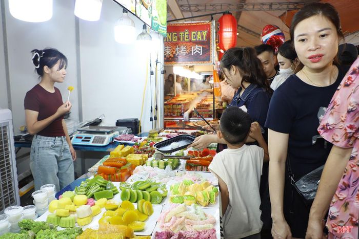 Không kém phần sôi động là khu vực ẩm thực miền Nam. Với những người yêu thích món ngọt, đây gần như là một “thiên đường” thu nhỏ với đủ loại chè và bánh dân gian.