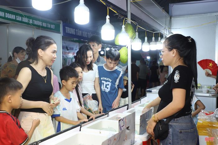 Chị Nguyễn Thị Hà (phường Thành Sen) cho biết: “Sở thích của tôi là chè nên rất thích thú khi được thưởng thức nhiều món ăn đến từ các tỉnh, thành phía Nam. Từ chè thốt nốt An Giang, chè sầu Đà Nẵng, đến chè xoài cát Hòa Lộc Tiền Giang, chè bơ kem tươi Đà Lạt..., mỗi loại có một hương vị riêng, ăn rất ngon”.