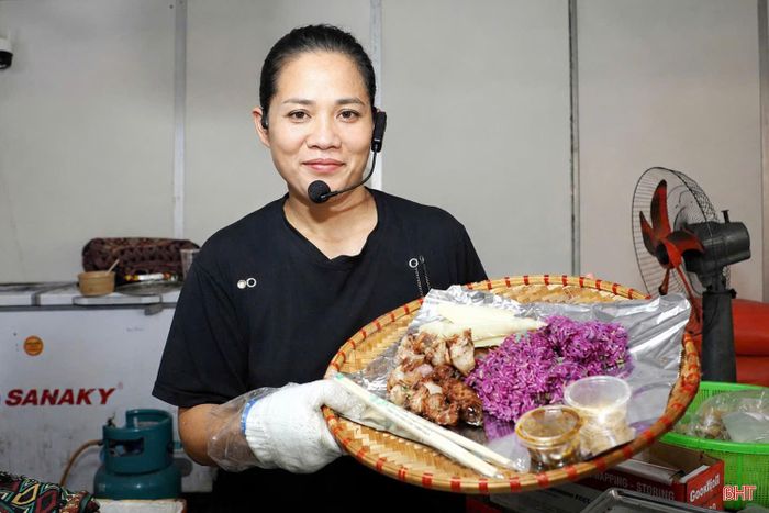 Chị Bùi Thị Lan - thành viên Hợp tác xã Bảo Ngọc (tỉnh Sơn La) cho biết: “Mùi hạt dổi, mắc khén quyện trong những món thịt nướng ngay tại chỗ khiến không gian hội chợ trở nên đặc biệt hấp dẫn. Nhiều thực khách vừa thưởng thức, vừa tìm hiểu về cách chế biến, gia vị và nguồn gốc của từng món ăn".