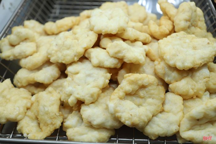 Tại hội chợ, du khách có cơ hội thưởng thức các sản phẩm chế biến từ hải sản nổi tiếng như: chả mực Lý Sơn, chả cá đỏ Lý Sơn (Quảng Ngãi). Chả mực có vị ngọt tự nhiên, thơm đậm vị biển; chả cá đỏ dai, thơm, được niêm yết lần lượt khoảng 380.000 đồng và 280.000 đồng/kg.