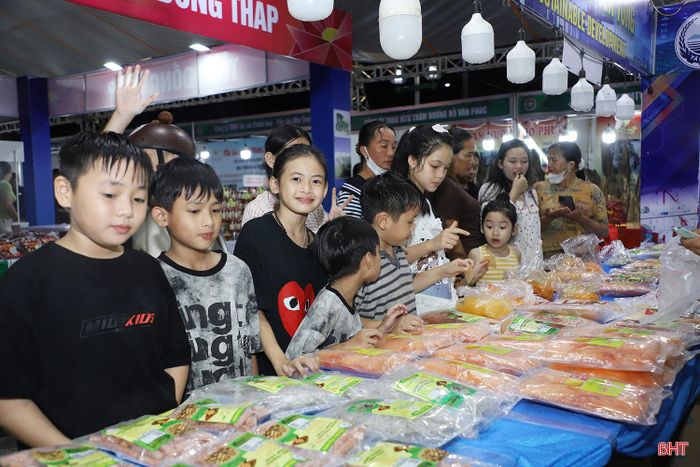 Khu vực bày bán đặc sản bánh tráng trộn Tây Ninh thu hút đông đảo khách hàng nhí.