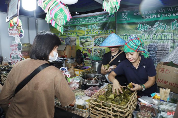 Mỗi gian hàng, mỗi món ăn đều mang đến một câu chuyện riêng về sản vật và văn hóa ẩm thực của từng vùng đất.