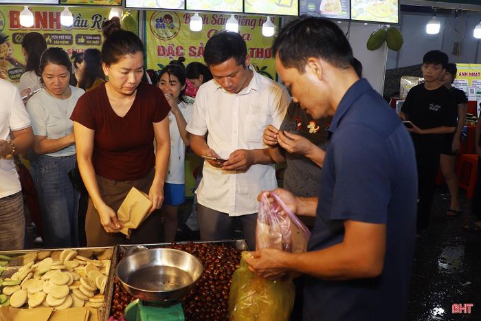 Chị Nguyễn Minh Hà - tiểu thương bán hạt dẻ tại hội chợ phấn khởi chia sẻ: “Đây là lần đầu tiên chúng tôi tham gia hội chợ tại Hà Tĩnh nhưng sức mua vượt kỳ vọng. Quy trình chế biến được thực hiện ngay tại quầy nên khách hàng có thể trực tiếp theo dõi, từ đó yên tâm hơn khi mua sản phẩm. Mỗi ngày chúng tôi bán khoảng 1,5 tấn hạt dẻ và 3.000 chiếc bánh hạt dẻ, doanh thu hơn 100 triệu đồng”.