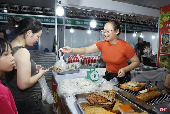 Đây là lần thứ hai cơ sở giò chả Xuân Hương – đặc sản giò chả Ước Lễ (Hà Nội) tham gia hội chợ tại Hà Tĩnh và ghi nhận sức tiêu thụ tích cực.