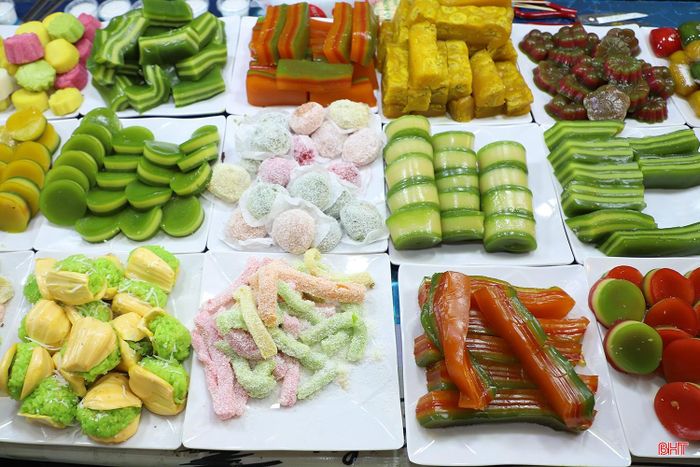 Các loại bánh Nam Bộ như bánh bò, bánh thốt nốt, bánh da lợn, bánh tằm mì, xôi mít, bánh chín tầng mây... liên tục được thực khách lựa chọn nhờ màu sắc bắt mắt và vị ngọt nhẹ.