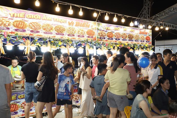 Hội chợ triển lãm sản phẩm công nghiệp nông thôn tiêu biểu khu vực miền Trung - Tây Nguyên năm 2026 đang diễn ra tại Quảng trường Trần Phú (phường Thành Sen, Hà Tĩnh) thu hút đông đảo người dân.