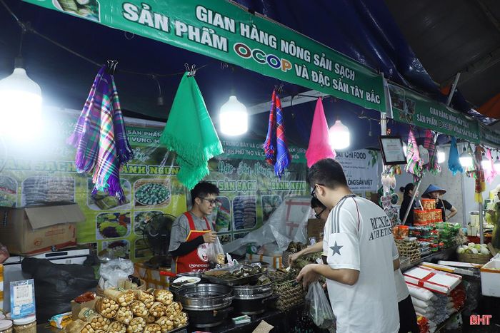 Với cách đưa đặc sản vào trải nghiệm trực tiếp, hội chợ đã đưa văn hóa ẩm thực các vùng miền đến gần hơn với khách hàng. Đó cũng là cách những sản phẩm nông thôn mở rộng thị trường và tạo giá trị từ chính những đặc sản bình dị của quê hương.