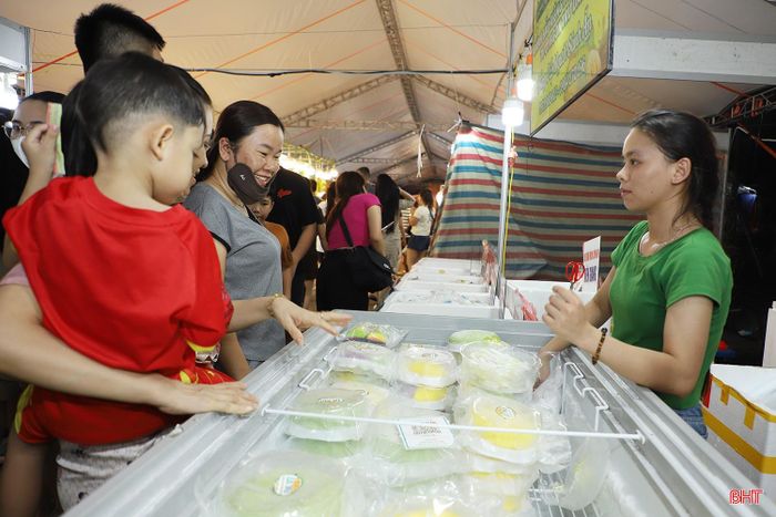 Bánh crepe sầu riêng trở thành một trong những món được nhiều khách hàng chọn mua. Mỗi chiếc bánh có giá từ 160.000- 200.000 đồng.