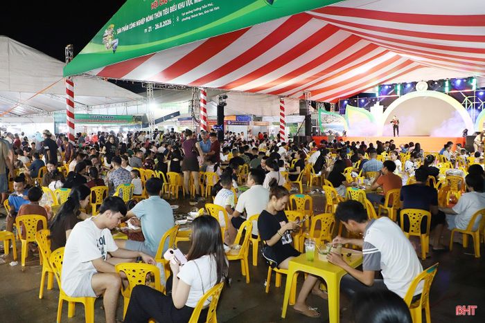 Ghi nhận trong 3 ngày đầu, khu vực ẩm thực đã thu hút đông đảo người dân và du khách đến thưởng thức, trải nghiệm hương vị đặc trưng vùng miền.