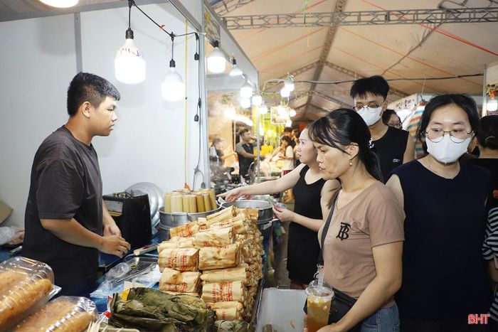 Không chỉ tham quan, mua sắm, nhiều người dân, du khách còn tìm đến đây để khám phá, thưởng thức những món ăn mang đậm dấu ấn vùng miền.