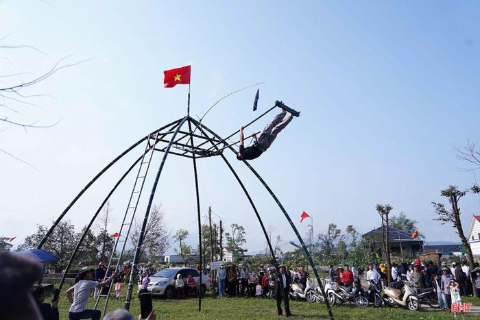 Lễ hội và các trò chơi dân gian góp phần gìn giữ, trao truyền những nét văn hóa đặc trưng của địa phương