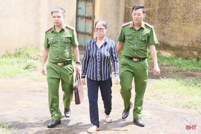 Sau 30 năm thay tên, đổi họ, lẩn trốn tại miền Nam, Nguyễn Thị Bích Thủy (SN 1964, tên thường gọi Nguyễn Thị Thủy, trú xã Hương Khê) bị truy nã về tội "Tham ô tài sản" đã bị ﻿Phòng Cảnh sát điều tra tội phạm về tham nhũng, kinh tế, buôn lậu, môi trường (Công an tỉnh Hà Tĩnh) bắt giữ (tháng 10/2025).