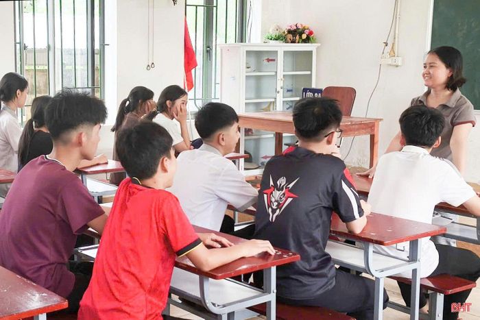 Giáo viên Trường THCS Tân Vịnh (phường Trần Phú) dặn dò học sinh nhanh chóng ổn định nền nếp, sẵn sàng bước vào năm học mới.