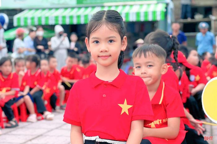 Với học sinh lớp 1, những ngày đầu tiên đến trường, các em sẽ được làm quen với thầy cô và bạn mới.
