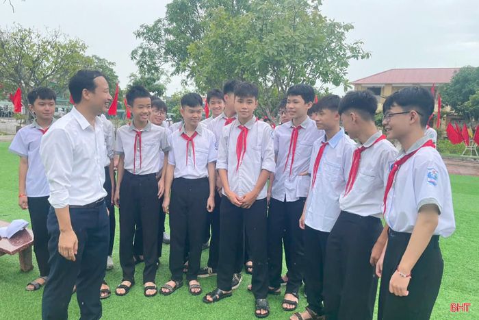 Niềm vui gặp gỡ của giáo viên, học sinh Trường THCS Mỹ Châu (xã Mai Phụ) trong ngày tựu trường.