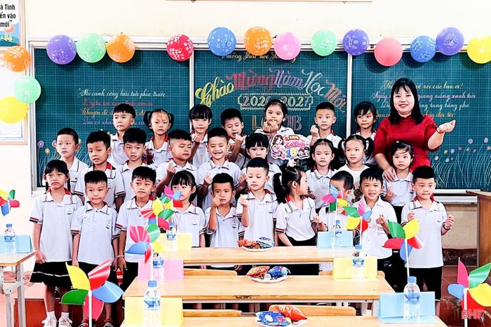 Với học sinh lớp 1, tựu trường là thời gian các em được giáo viên hướng dẫn từng bước từ nền nếp lớp học, cách sử dụng sách vở, đồ dùng học tập, tư thế ngồi, cách cầm bút đến việc làm quen thời khóa biểu và các quy định của trường, lớp. (Ảnh chụp tại Trường Tiểu học Sơn Tây, xã Sơn Tây).