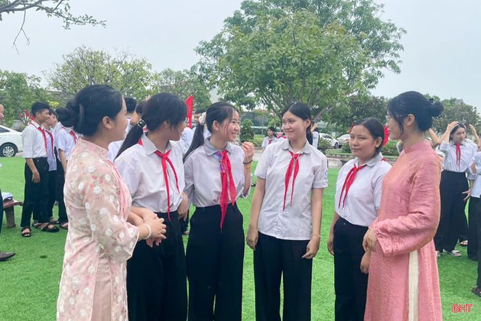 Cũng trong sáng nay, học sinh lớp 9 ở Hà Tĩnh đã trở lại trường sau kỳ nghỉ hè.