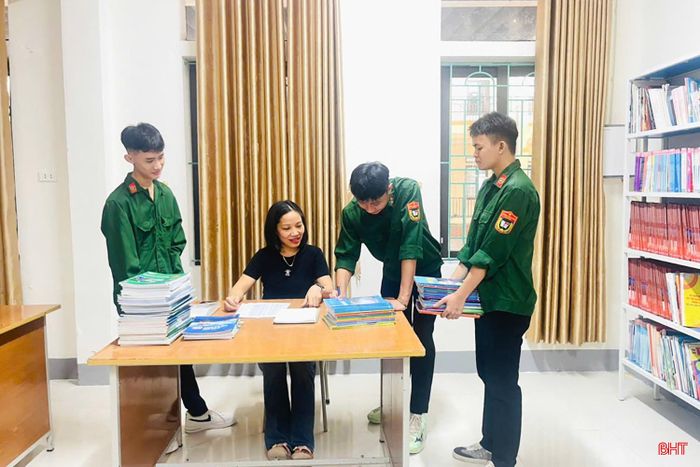 Sau giờ học, các em cũng nhận sách vở, chuẩn bị cho kế hoạch học tập năm cuối cấp.