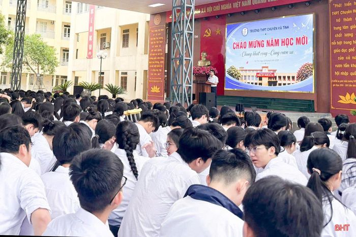 Sáng nay, học sinh khối 12 Trường THPT Chuyên Hà Tĩnh cũng đã trở lại trường tập trung, nghe các thầy cô phổ biến kế hoạch học tập trong năm học mới.