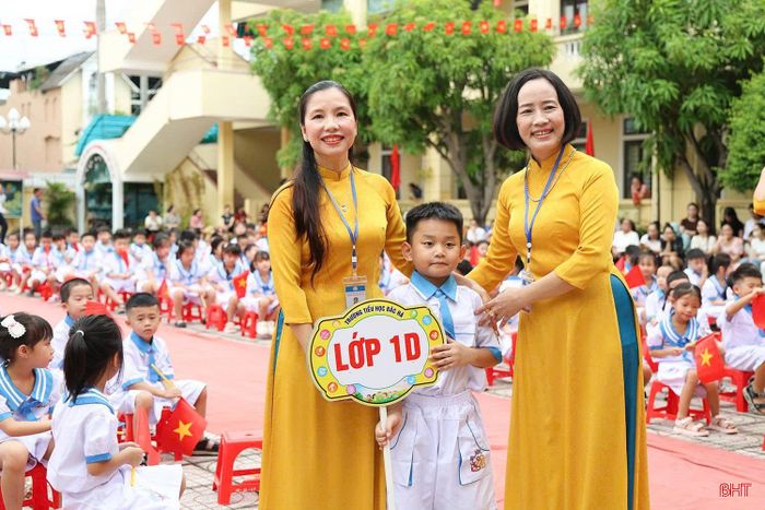 Giáo viên, học sinh Trường Tiểu học Bắc Hà (phường Thành Sen) hào hứng bước vào năm học mới.