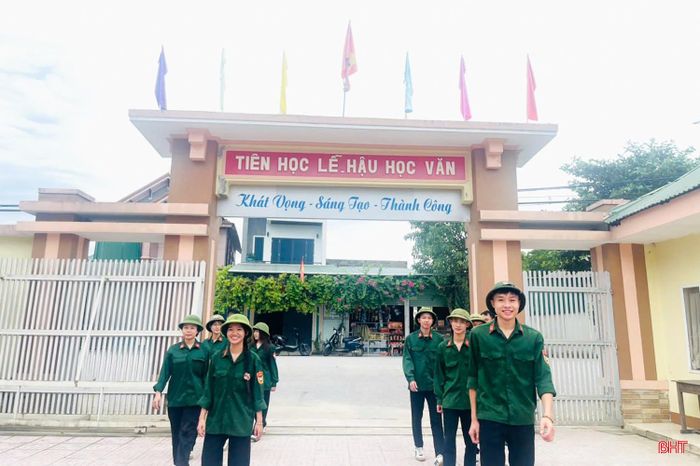 Sáng nay, học sinh khối 12 Trường THPT Lê Quý Đôn cũng đã trở lại trường đón giờ học đầu tiên với môn Giáo dục quốc phòng và an ninh.