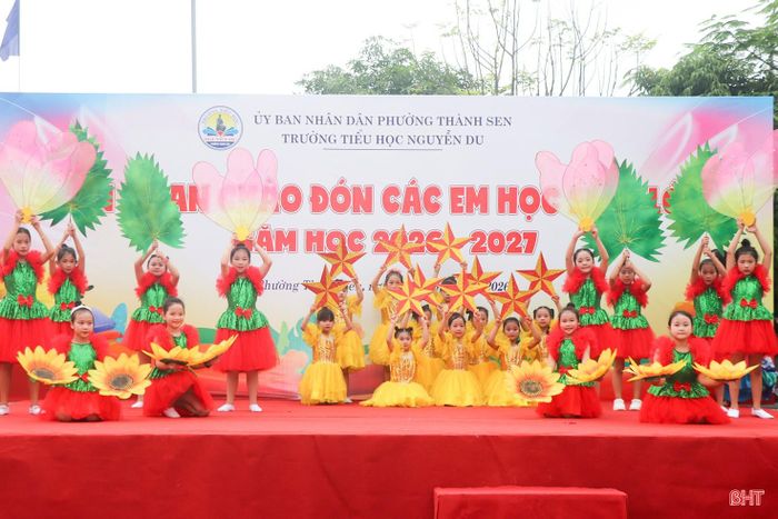 Tiết mục văn nghệ của Trường Tiểu học Nguyễn Du chào đón học sinh lớp 1.