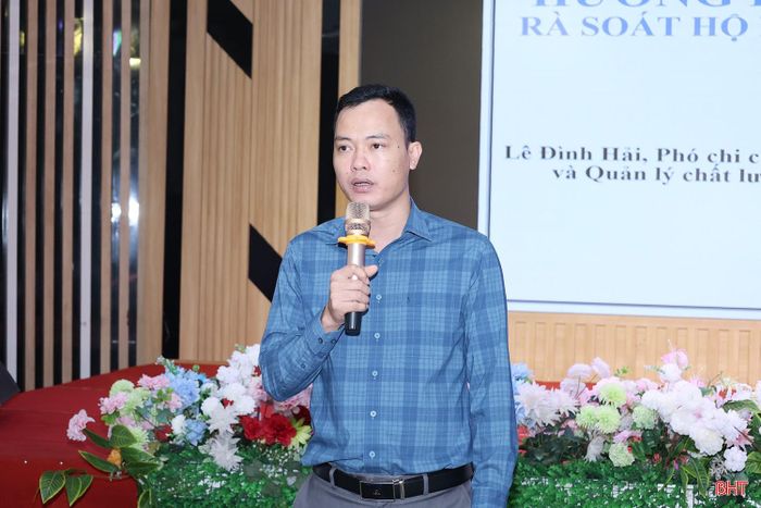 Ông Lê Đình Hải - Phó Chi cục trưởng Chi cục Phát triển nông thôn và Quản lý chất lượng, Sở Nông nghiệp và Môi trường Hà Tĩnh hướng dẫn quy trình, phương pháp rà soát, công nhận hộ nghèo, hộ cận nghèo, hộ thoát nghèo theo chuẩn nghèo đa chiều quốc gia giai đoạn 2027–2030.