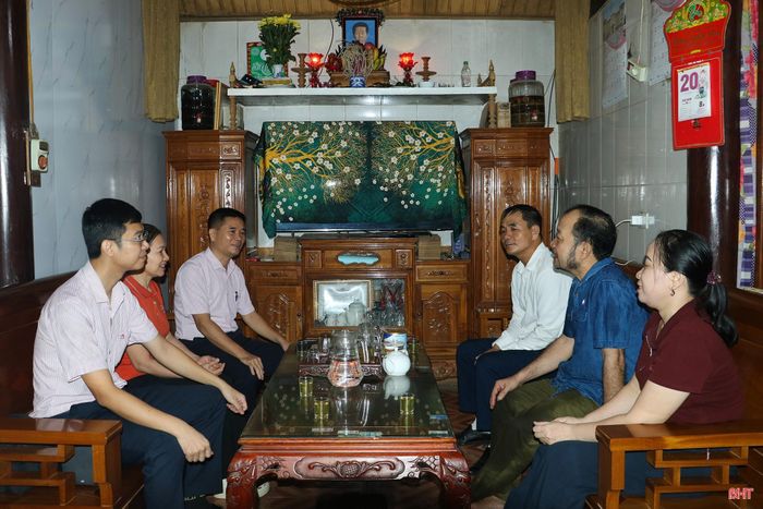 Cán bộ Phòng Giao dịch NHCSXH Đức Thọ trao đổi, động viên gia đình ông Nguyễn Đăng Tịnh.