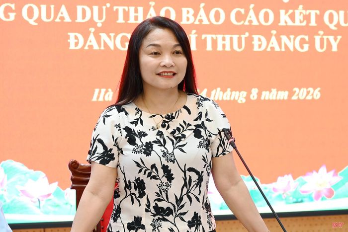 Đồng chí Nguyễn Thị Hà Tân - Tỉnh ủy viên, Phó Bí thư chuyên trách Đảng ủy UBND tỉnh, Phó Trưởng đoàn Giám sát phát biểu tại hội nghị.