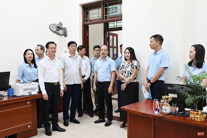 Phó Chủ tịch Thường trực UBND tỉnh Trần Báu Hà cùng đoàn giám sát đã khảo sát thực tế và làm việc trực tiếp tại một số phòng chuyên môn.