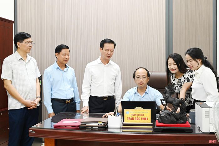 Đoàn nghe báo cáo công tác ứng dụng chuyển đổi số trong chuyên môn, nghiệp vụ tại Phòng Chế độ Bảo hiểm xã hội...