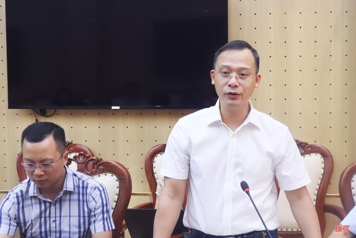 Quyền Giám đốc Sở Tài chính Hồ Đức Đàn trình bày, làm rõ Tờ trình, dự thảo Nghị quyết về kế hoạch đầu tư công trung hạn giai đoạn 2026 - 2030.