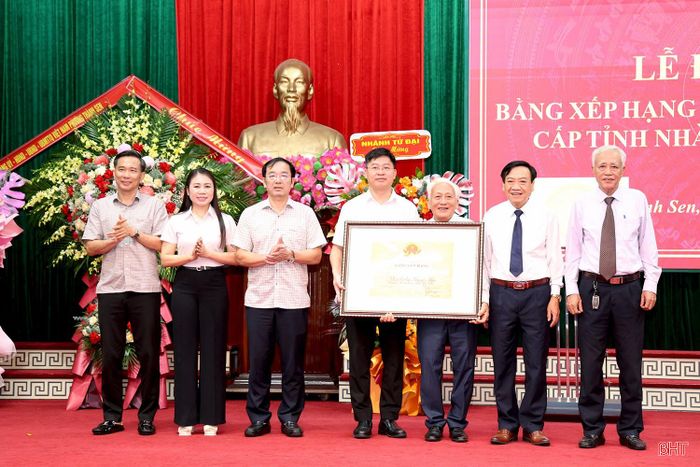 Ông Nguyễn Viết Trường - Giám đốc Sở VH-TT&DL Hà Tĩnh trao bằng xếp hạng Di tích lịch sử, văn hóa cấp tỉnh Nhà thờ họ Nguyễn Văn cho Đảng bộ, chính quyền, Nhân dân phường Thành Sen và dòng họ Nguyễn Văn.