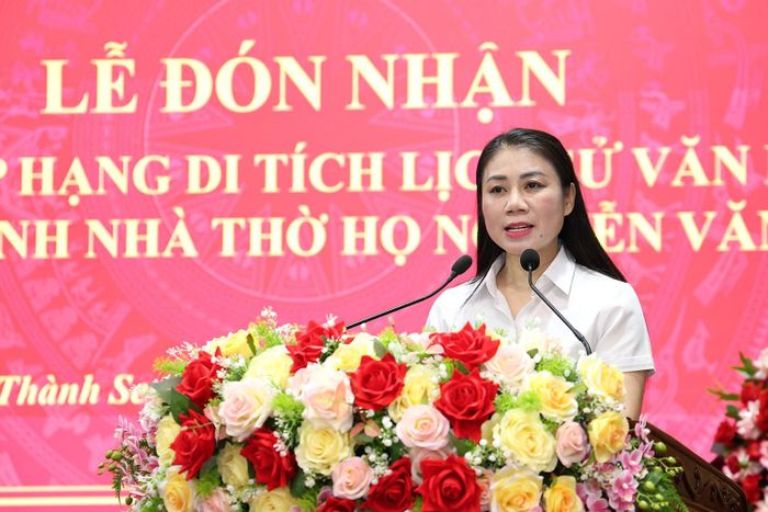 Bà Trần Thị Thủy Nga - Phó Chủ tịch UBND phường Thành Sen thông qua diễn văn buổi lễ.