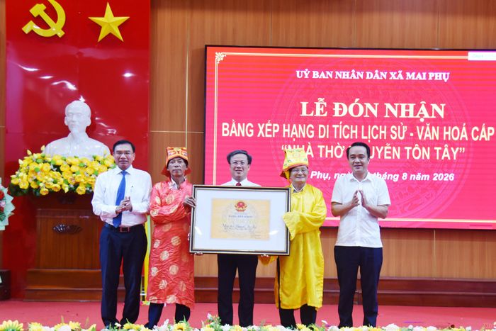  Ông Trần Xuân Lương - Phó Giám đốc Sở VH-TT&DL Hà Tĩnh trao bằng xếp hạng cho lãnh đạo xã Mai Phụ và đại diện dòng họ Nguyễn Trọng. 
