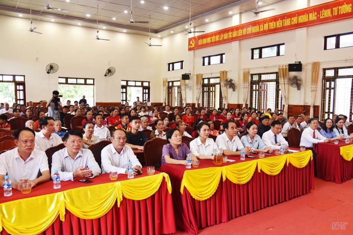  Đại diện các sở, ban, ngành và đông đảo con cháu, Nhân dân đến dự lễ. 