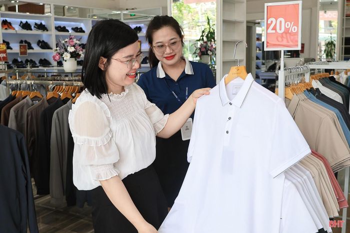Các cửa hàng thời trang triển khai nhiều chương trình khuyến mãi để kích cầu tiêu dùng.