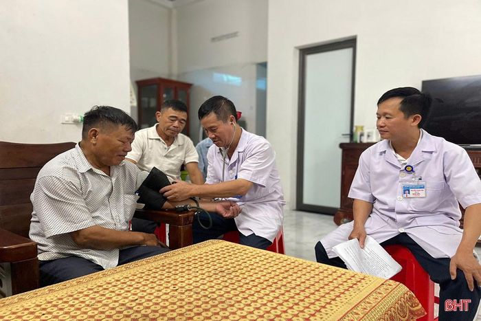 Cán bộ Trạm Y tế xã Đông Kinh thực hiện khám sàng lọc cho người dân trên địa bàn.