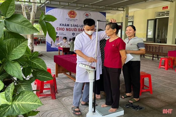 Từ khám tập trung tại trạm y tế, xã Đức Minh chuyển sang tổ chức các tổ y tế về tận thôn nhằm nâng tỷ lệ người dân được khám sàng lọc.
