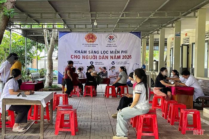 Nhân lực, trang thiết bị y tế được chuẩn bị đầy đủ, sẵn sàng phục vụ người dân, nhưng số lượng người đến khám tại trạm y tế vẫn còn hạn chế.