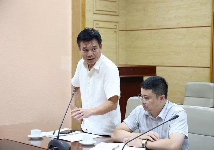  Lãnh đạo Trung tâm Thông tin Y tế Quốc gia báo cáo, làm rõ thêm thông tin tại cuộc họp. Ảnh: Trần Minh 