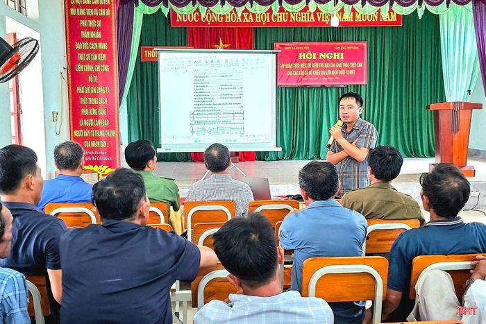Sở Nông nghiệp và Môi trường đã chỉ đạo Chi cục Thủy sản, Ban Quản lý Các cảng cá và Khu neo đậu tránh trú bão tàu cá Hà Tĩnh tổ chức tập huấn, triển khai thí điểm 2 điểm thu, nộp nhật ký khai thác thủy sản tại xã Tiên Điền và Đồng Tiến. Ảnh Mạnh Hùng