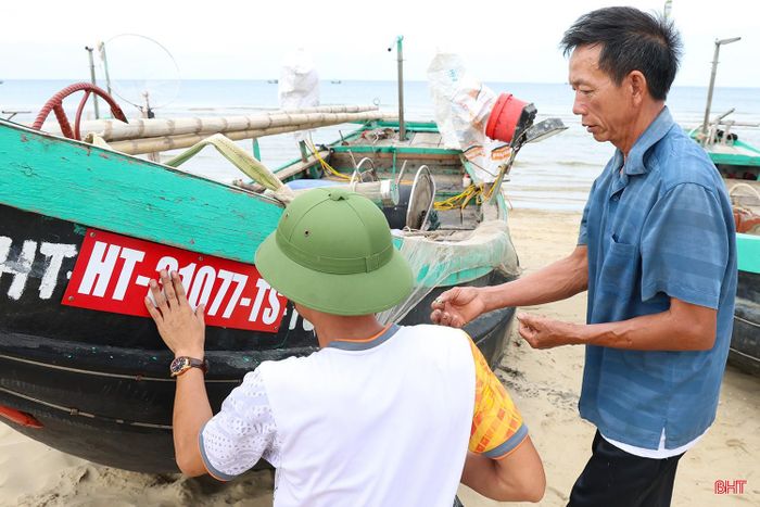Các địa phương tăng cường kiểm tra, kiểm soát, bảo đảm tàu cá thuộc diện phải đánh dấu, viết số đăng ký được thực hiện đầy đủ, đúng quy định.