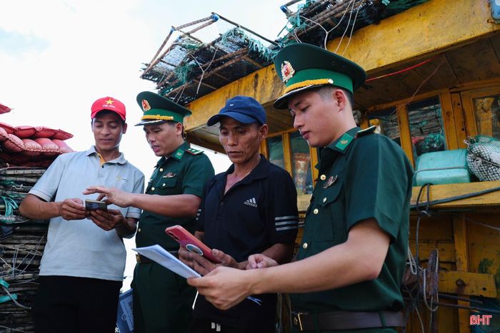 Lực lượng biên phòng hướng dẫn ngư dân khai báo, cập nhật thông tin trên hệ thống eCDT.