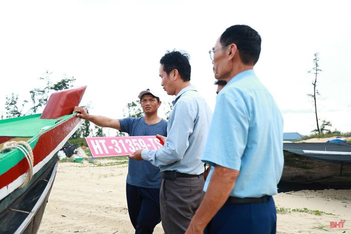 Xã Thạch Lạc hỗ trợ ngư dân sơn, kẻ vẽ, gắn biển số nhận diện theo đúng quy định và tiến hành rà soát, chuẩn hóa danh sách tàu cá trên địa bàn.