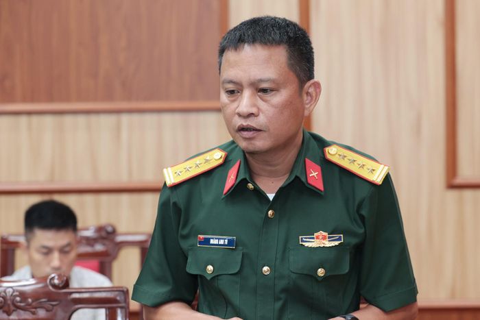 Đại tá Hoàng Anh Tú - Phó Chỉ huy trưởng kiêm Tham mưu trưởng Bộ CHQS tỉnh giải đáp, làm rõ một số nội dung mà đại biểu đề xuất, kiến nghị.