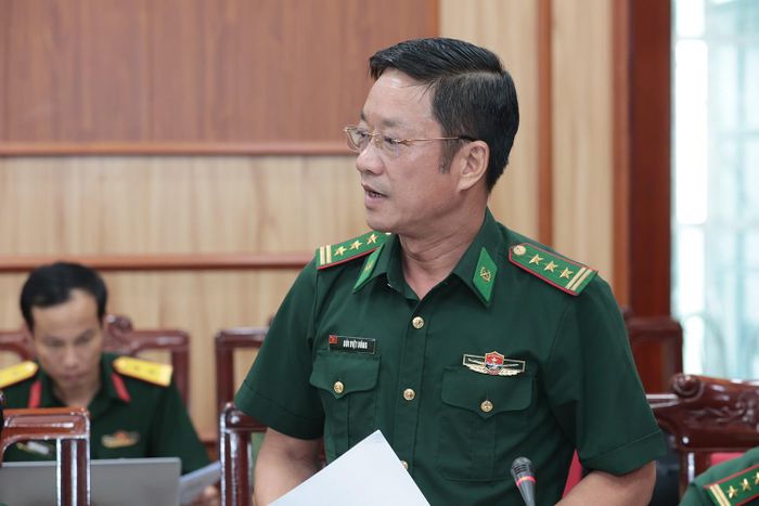 Thượng tá Bùi Việt Dũng - Phó Tham mưu trưởng Ban Chỉ huy BĐBP Hà Tĩnh phát biểu tại hội nghị.